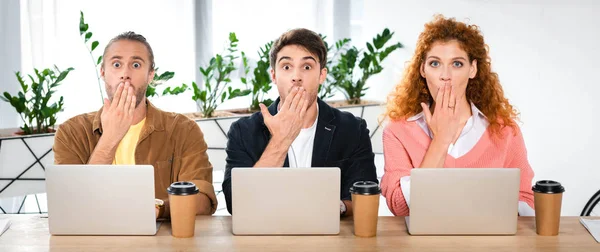 Panoramic Shot Three Shocked Friends Sitting Table Obscuring Faces — Stock Photo, Image