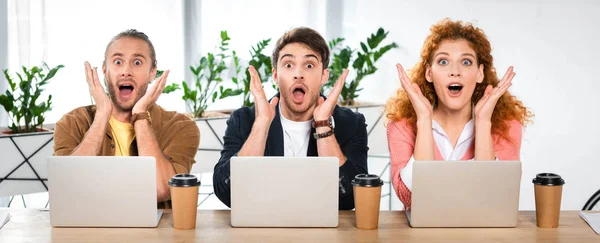 Panoramic Shot Three Shocked Friends Sitting Table Looking Camera — Stock Photo, Image