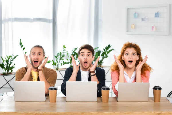 Three Shocked Friends Sitting Table Looking Camera — Stock Photo, Image