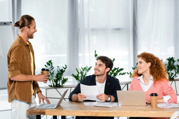 Tre Amici Sorridenti Che Fanno Scartoffie Parlano Ufficio — Foto Stock