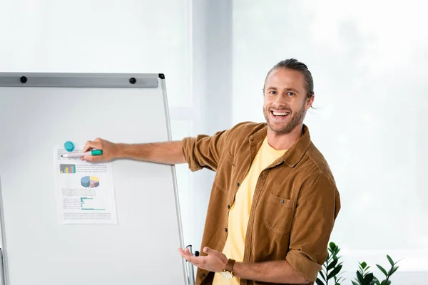 Hombre Negocios Guapo Sonriente Apuntando Papel Con Gráficos Gráficos — Foto de Stock