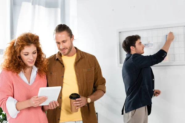 Amigos Mirando Tableta Digital Hombre Poniendo Tarjeta Pizarra Blanca — Foto de Stock