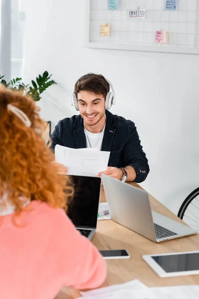 Concentrarea Selectivă Omului Zâmbitor Frumos Căști Folosind Laptop — Fotografie, imagine de stoc