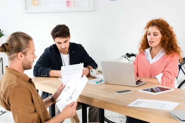 Tres Amigos Haciendo Papeleo Usando Portátil Oficina — Foto de Stock