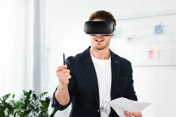 Hombre Negocios Camisa Con Auriculares Realidad Virtual Con Bolígrafo Papeles — Foto de Stock