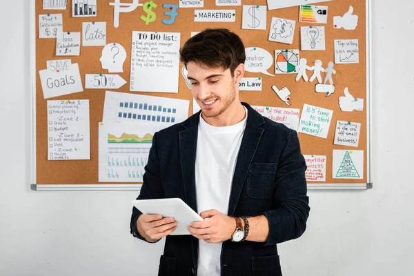 Hombre Negocios Sonriente Guapo Camisa Usando Tableta Digital Oficina — Foto de Stock