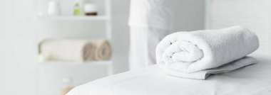 spa masaj mat üzerinde beyaz havlu panoramik çekim 
