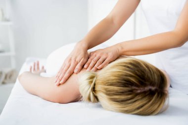 spa kadına sırt masajı yapan masör kırpılmış görünümü 