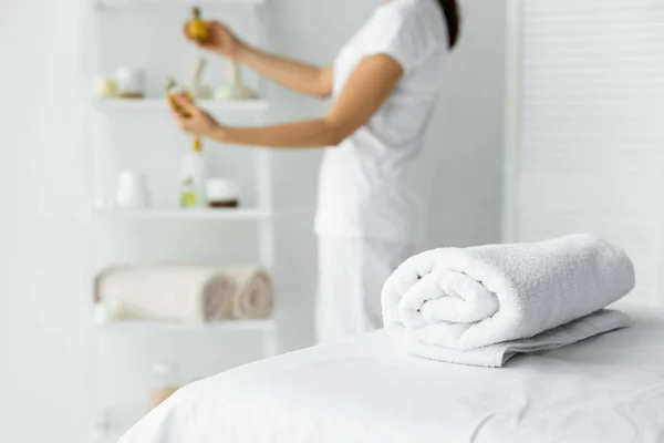 Selective Focus White Towel Massage Mat Spa — Stock Photo, Image