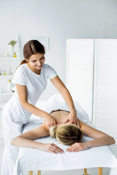Massagista Sorridente Atraente Fazendo Massagem Nas Costas Para Mulher Spa — Fotografia de Stock