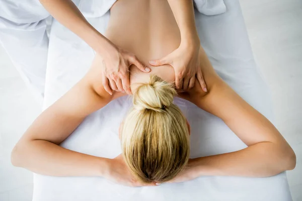 Abgeschnittene Ansicht Von Masseur Tut Rückenmassage Für Frau Spa — Stockfoto