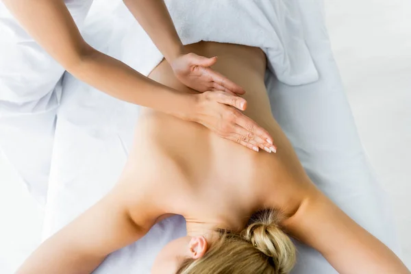 Vista Cortada Massagista Fazendo Massagem Nas Costas Para Mulher Spa — Fotografia de Stock