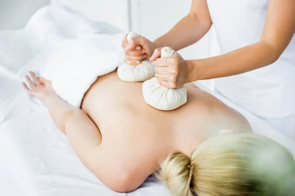 Vista Recortada Masajista Haciendo Masaje Espalda Con Bolas Hierbas Mujer — Foto de Stock