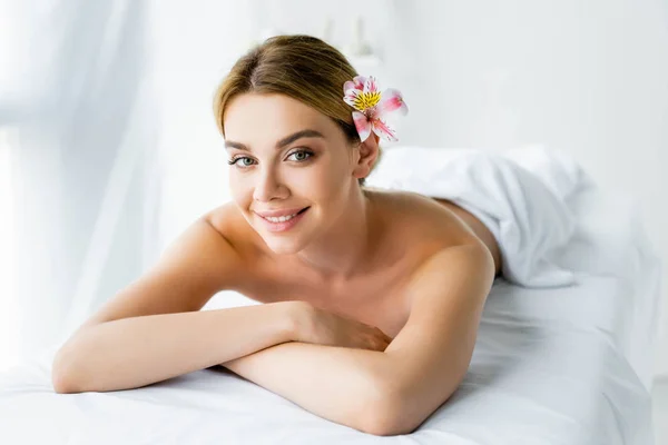 Mulher Atraente Sorridente Com Flor Deitada Tapete Massagem — Fotografia de Stock