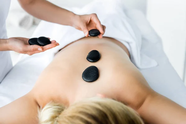 Beskuren Bild Massör Gör Hot Stone Massage Till Kvinna Spa — Stockfoto