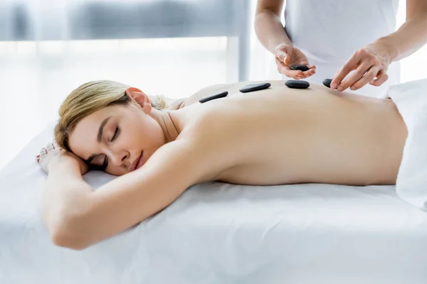 Bijgesneden Weergave Van Masseur Doen Hot Stone Massage Naar Vrouw — Stockfoto