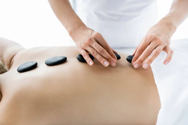 Beskuren Bild Massör Gör Hot Stone Massage Till Kvinna Spa — Stockfoto