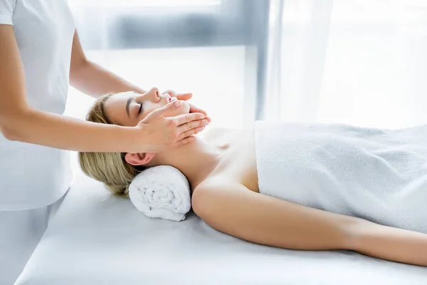 Bijgesneden Beeld Van Masseur Doet Gezicht Massage Naar Aantrekkelijke Vrouw — Stockfoto
