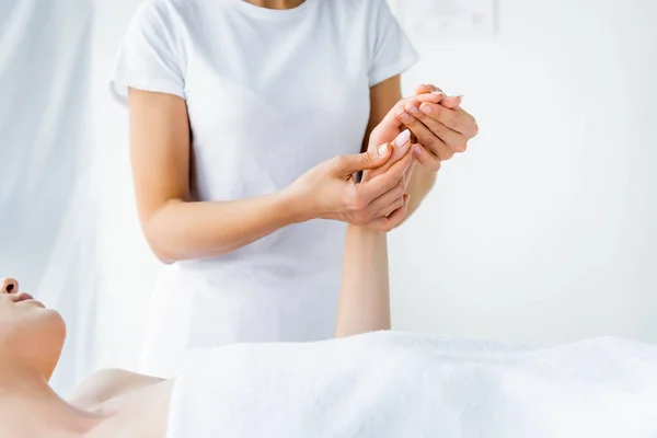 Vista Cortada Massagista Fazendo Massagem Mão Para Mulher — Fotografia de Stock