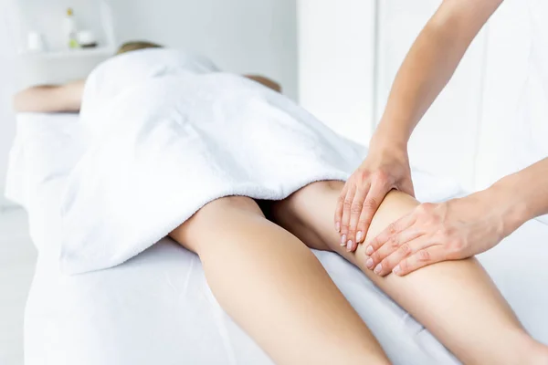 Vista Cortada Massagista Fazendo Massagem Nos Pés Para Mulher Spa — Fotografia de Stock