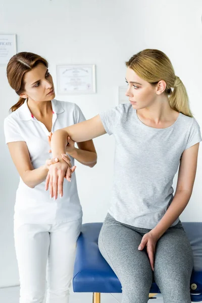 Quiroprático Tocando Mão Paciente Atraente Camiseta Cinza — Fotografia de Stock