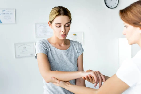 Selective Focus Chiropractor Touching Hand Attractive Patient Grey Shirt — Stock Photo, Image