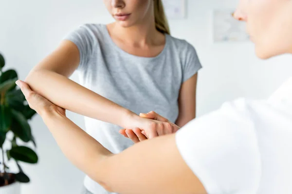 Beskuren Syn Kiropraktor Beröring Hand Patienten Grå Shirt — Stockfoto