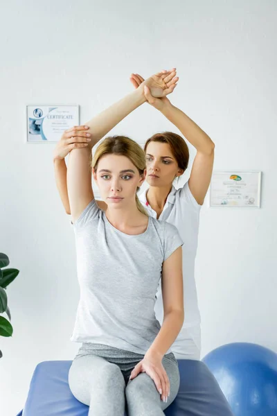 Chiropraktik Dotek Rukou Atraktivního Pacienta Šedé Tričko — Stock fotografie