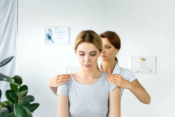 Chiropractor Touching Shoulders Attractive Patient Grey Shirt — Stock Photo, Image