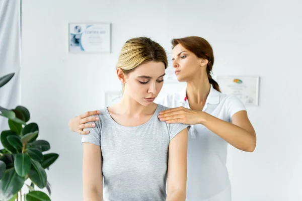 Chiropraktiker Berührt Schultern Attraktiver Patientin Grauen Shirt — Stockfoto