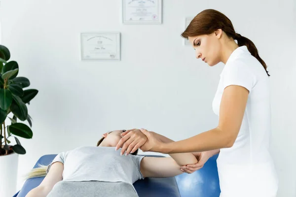 Chiropraktik Dotek Pacientky Šedé Tričko Klinice — Stock fotografie
