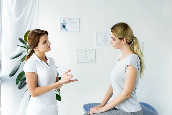 Quiropráctico Hablando Con Paciente Atractivo Camiseta Clínica — Foto de Stock