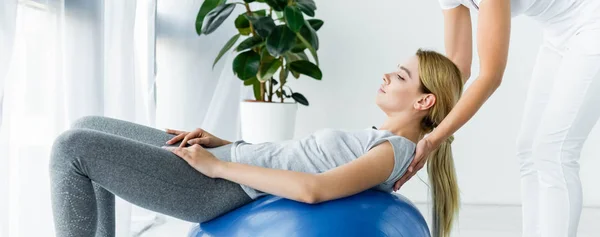 Panoramische Foto Van Aantrekkelijke Patiënt Liggend Blauwe Oefenbal Chiropractor Aanraken — Stockfoto