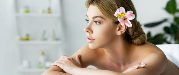 Panoramabild Attraktiv Kvinna Med Blomma Liggande Massage Matta Spa — Stockfoto