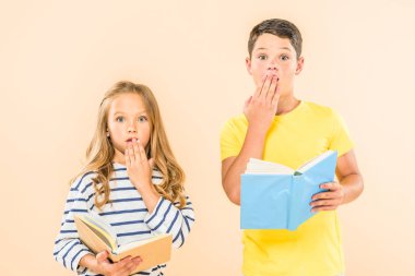 pembe izole kitap tutan iki sürpriz çocukların ön görünümü