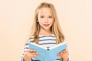 pembe izole kitap tutan gülümseyen çocuk ön görünümü