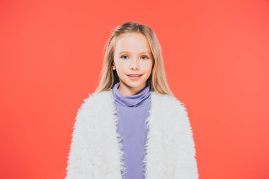 kırmızı izole gülümseyen neşeli çocuk ön görünümü