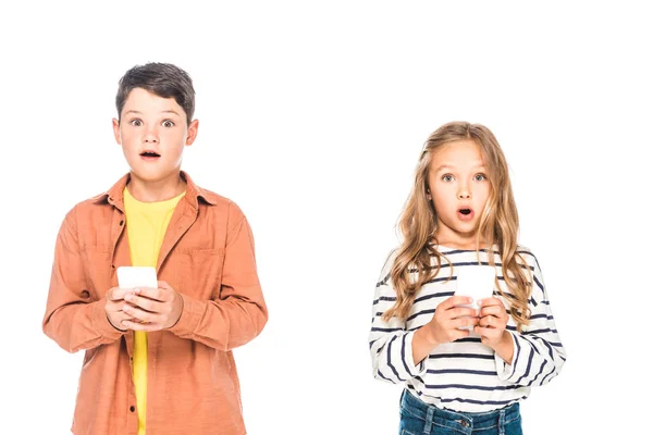 Vista Frontal Niños Conmocionados Utilizando Teléfonos Inteligentes Aislados Blanco —  Fotos de Stock