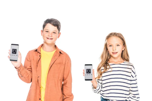 乌克兰 2019年9月9日 两个微笑的孩子拿着智能手机 在白色隔离的屏幕上使用优步应用程序的正面视图 — 图库照片