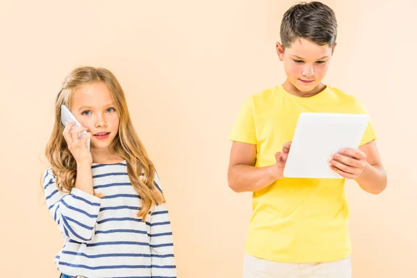 Δύο Παιδιά Που Χρησιμοποιούν Smartphone Και Ψηφιακό Δισκίο Απομονώνονται Ροζ — Φωτογραφία Αρχείου