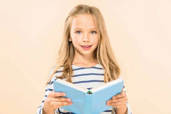 Vorderseite Des Lächelnden Kindes Mit Buch Isoliert Auf Rosa — Stockfoto
