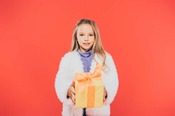 Vue Face Enfant Tenant Boîte Cadeau Isolé Sur Rouge — Photo