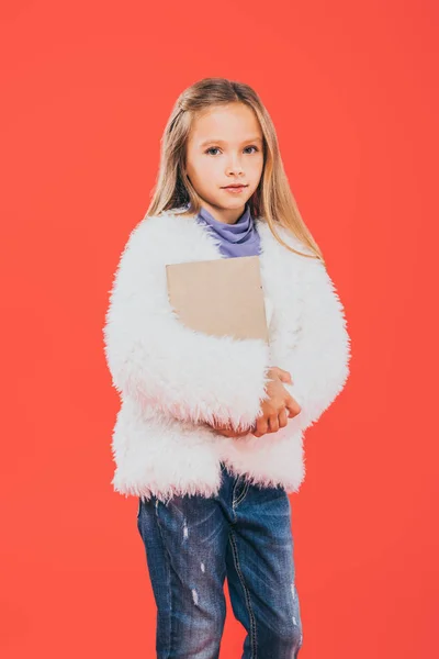 Enfant Tenue Automne Tenant Livre Regardant Caméra Isolée Sur Rouge — Photo