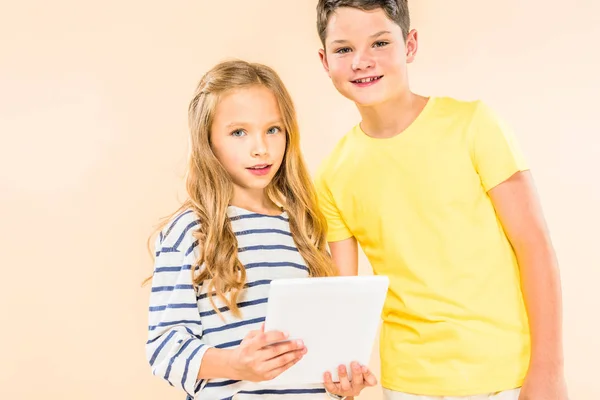 Duas Crianças Sorridentes Usando Tablet Digital Isolado Rosa — Fotografia de Stock