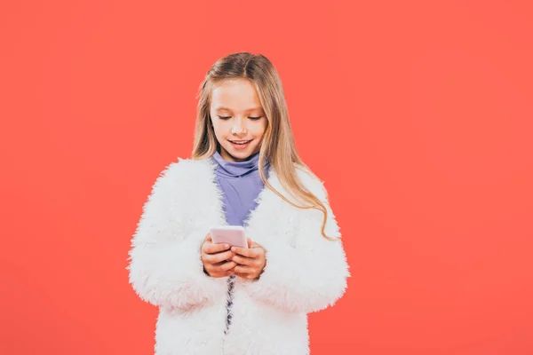 Pohled Usmívající Dítě Podzimní Výbavě Používající Smartphone Izolovaný Červenou — Stock fotografie