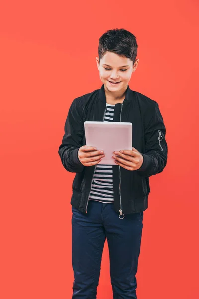 Niño Sonriente Con Chaqueta Usando Tableta Digital Aislada Rojo —  Fotos de Stock