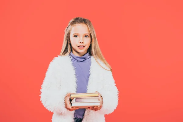 Vista Frontal Del Niño Sosteniendo Libros Aislados Rojo — Foto de Stock