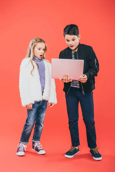 Zobrazení Celé Délky Dvou Šokované Děti Pomocí Přenosného Počítače Červenou — Stock fotografie