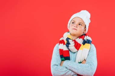 şapka ve eşarp içinde kalemli çocuk kırmızı izole çapraz kolları ile