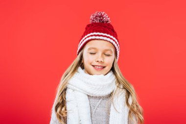 şapka ve eşarp kırmızı izole gülümseyen çocuk ön görünümü